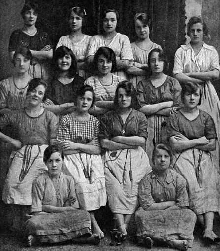 Vào năm 1900, 15 nữ công nhân ngành dệt tại Belfast, Anh chụp ảnh kỷ niệm. Gần đây, bức ảnh này được đăng tải trên các mạng xã hội và nhận được sự quan tâm lớn của công chúng bởi sự xuất hiện của " bàn tay ma" bí ẩn.