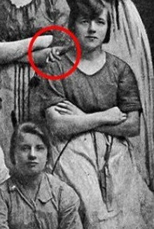 Trong khi ấy, một số người cho rằng bức ảnh này có thể đã bị chỉnh sửa. Tuy nhiên, bức ảnh này được chụp từ năm 1900 trong khi photoshop xuất hiện vào thế kỷ 21. Do chưa tìm ra lời giải thích hợp lý nên nhiều chuyên gia chuyên nghiệp lẫn nghiệp dư vẫn đang cố gắng giải mã bàn tay bí ẩn đó.