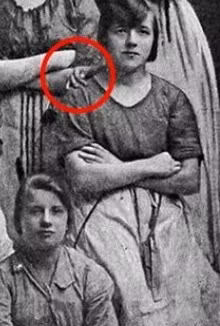 Trong khi ấy, một số người cho rằng bức ảnh này có thể đã bị chỉnh sửa. Tuy nhiên, bức ảnh này được chụp từ năm 1900 trong khi photoshop xuất hiện vào thế kỷ 21. Do chưa tìm ra lời giải thích hợp lý nên nhiều chuyên gia chuyên nghiệp lẫn nghiệp dư vẫn đang cố gắng giải mã bàn tay bí ẩn đó.