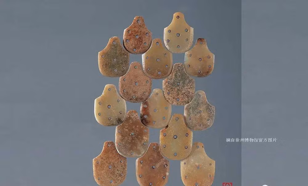 Căn cứ vào văn bia tìm thấy trong lăng mộ, các nhà nghiên cứu xác định chủ nhân nơi này là Sở Di vương Lưu Dĩnh. Ông là một trong những chư hầu vương của hoàng tộc nhà Hán. Lưu Dĩnh gọi Hán Cao Tổ Lưu Bang là bác ruột. Sau khi ở ngôi Sở vương được 4 năm, Lưu Dĩnh qua đời vào năm 174 trước Công nguyên.