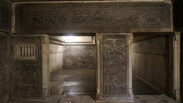 Theo lời kể của người dân địa phương, những âm thanh bí ẩn bao gồm: tiếng ngựa hí, tiếng vó ngựa, tiếng chuông leng keng, bánh xe chạy, tiếng kim loại va vào nhau... phát từ ngọn núi Bắc Đông mỗi khi trời nổi giông bão.