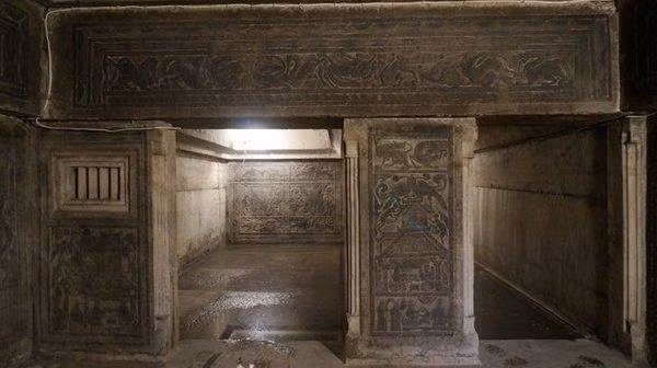 Theo lời kể của người dân địa phương, những âm thanh bí ẩn bao gồm: tiếng ngựa hí, tiếng vó ngựa, tiếng chuông leng keng, bánh xe chạy, tiếng kim loại va vào nhau... phát từ ngọn núi Bắc Đông mỗi khi trời nổi giông bão.