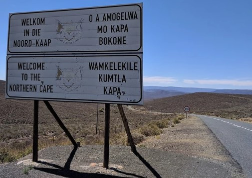 Theo các chuyên gia, chuột chũi vàng De Winton có thính giác nhạy bén. Nhờ vậy, chúng có thể phát hiện nhanh chóng các rung động từ chuyển động trên mặt đất. Từ đó, loài chuột này có thể dễ lẩn trốn, tránh bị kẻ thù phát hiện.