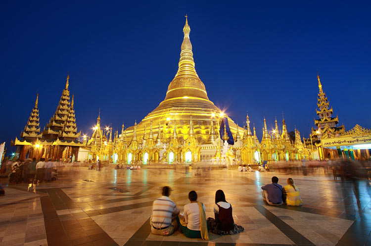 Liên quan đến chùa Shwedagon, người dân lưu truyền một giai thoại ly kỳ. Tương truyền, hai anh em đến từ thành phố Balkh (ngày nay là Afghanistan) đã gặp Đức Phật và được Người tặng cho 8 sợi tóc.