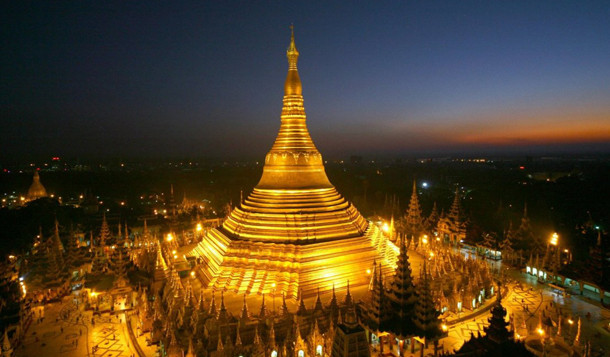 Bốn báu vật linh thiêng được lưu giữ tại chùa Shwedagon gồm: cây gậy của Phật Câu Lưu Tôn, cái lọc nước của Phật Câu Na Hàm, một mảnh áo của Phật Ca Diếp và 8 sợi tóc của Phật Thích Ca.