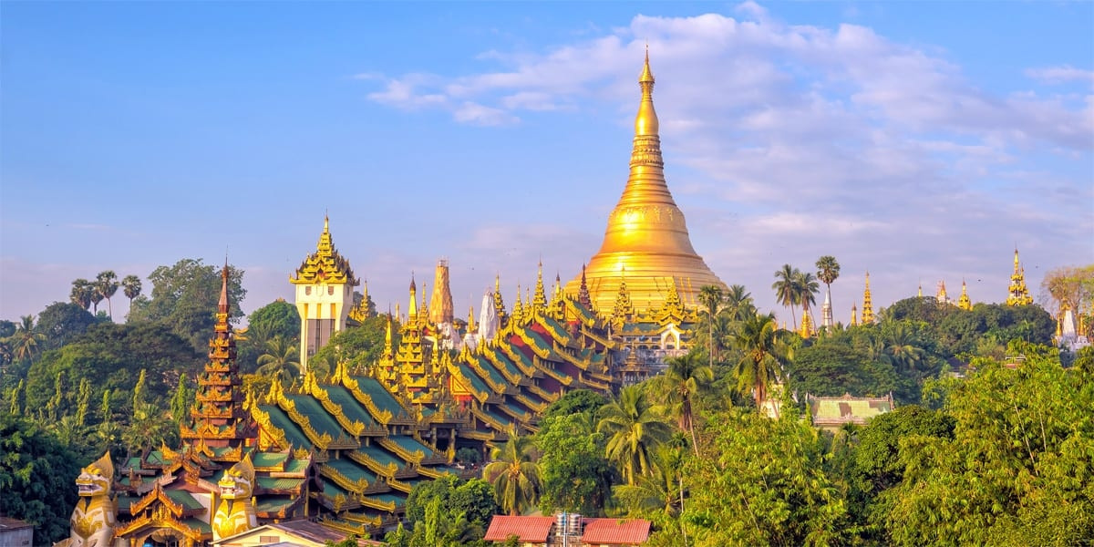 Chùa Shwedagon gây ấn tượng khi thân và ngọn tháp được dát vàng ròng. Bảo tháp trên đỉnh mái vòm chính của ngôi chùa được nạm 4.531 viên kim cương, trong đó viên to nhất là 72 carat và nhiều loại đá quý khác.