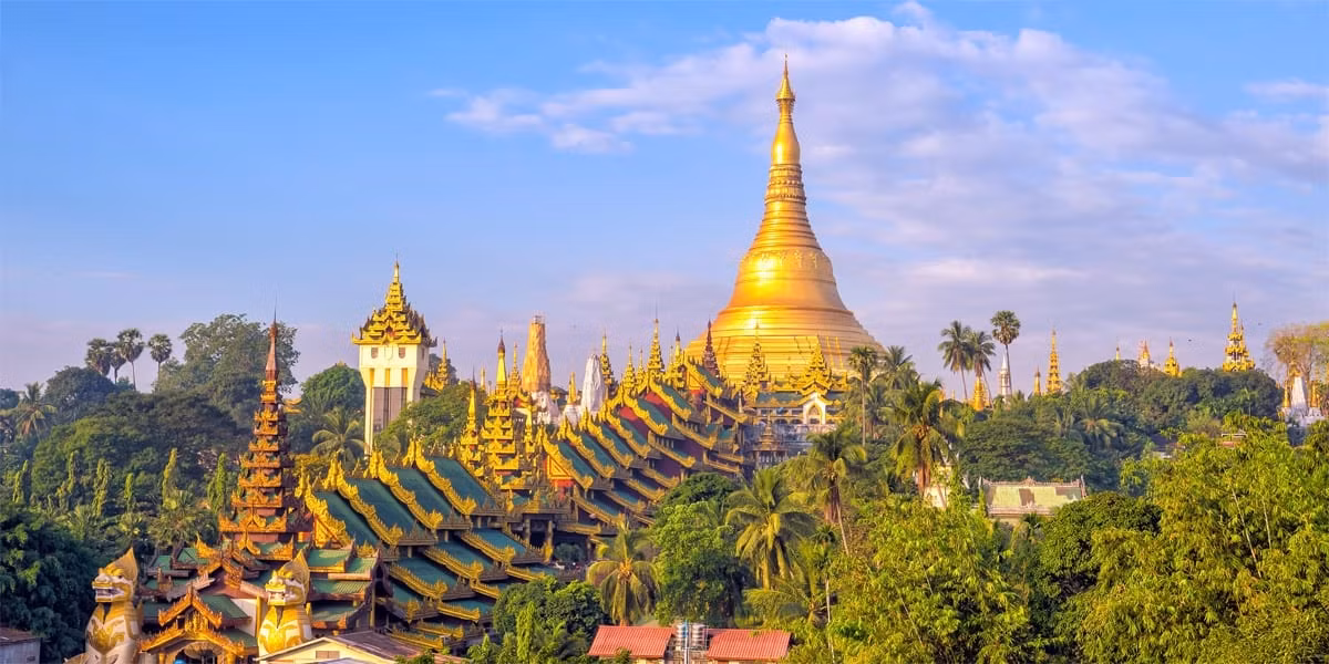 Chùa Shwedagon gây ấn tượng khi thân và ngọn tháp được dát vàng ròng. Bảo tháp trên đỉnh mái vòm chính của ngôi chùa được nạm 4.531 viên kim cương, trong đó viên to nhất là 72 carat và nhiều loại đá quý khác.