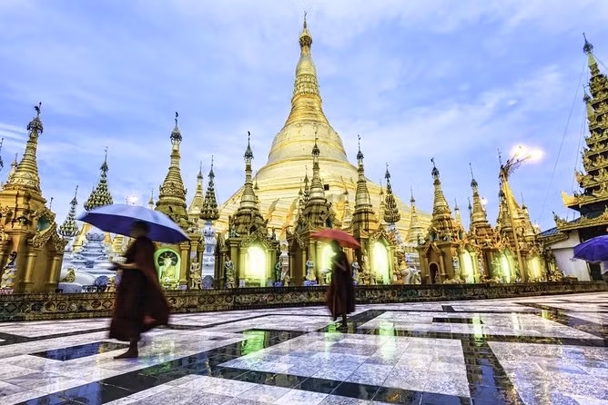 Mỗi năm, hàng ngàn du khách trong nước và quốc tế ghé thăm chùa Shwedagon để chiêm ngưỡng kiến trúc độc đáo cũng như tìm hiểu các giá trị văn hóa, lịch sử... của nơi đây.