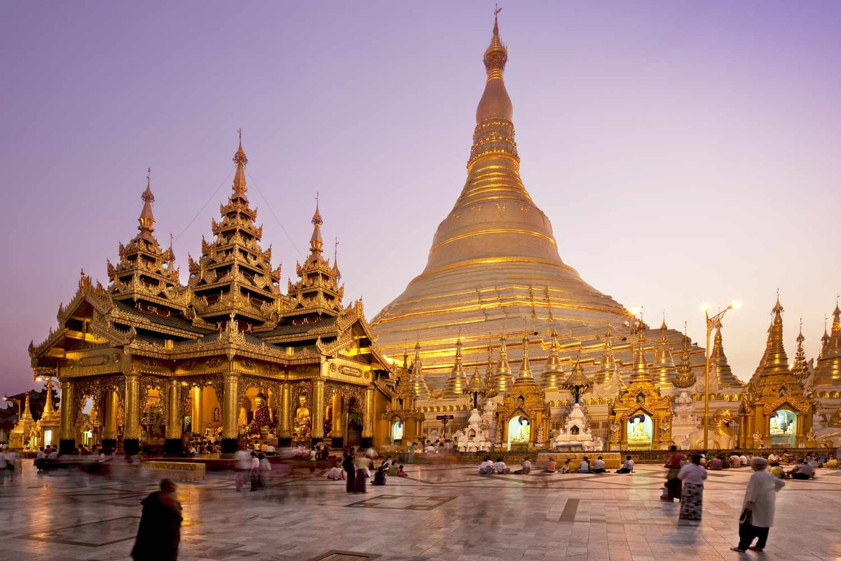 Chùa Shwedagon hay còn gọi chùa Vàng nằm ở phía tây của hồ Kandawgyi (hồ Hoàng gia) trên đồi Singuttara tại Yangon, Myanmar. Ngôi chùa nổi tiếng này là địa điểm tôn giáo linh thiêng và là niềm tự hào của người dân.