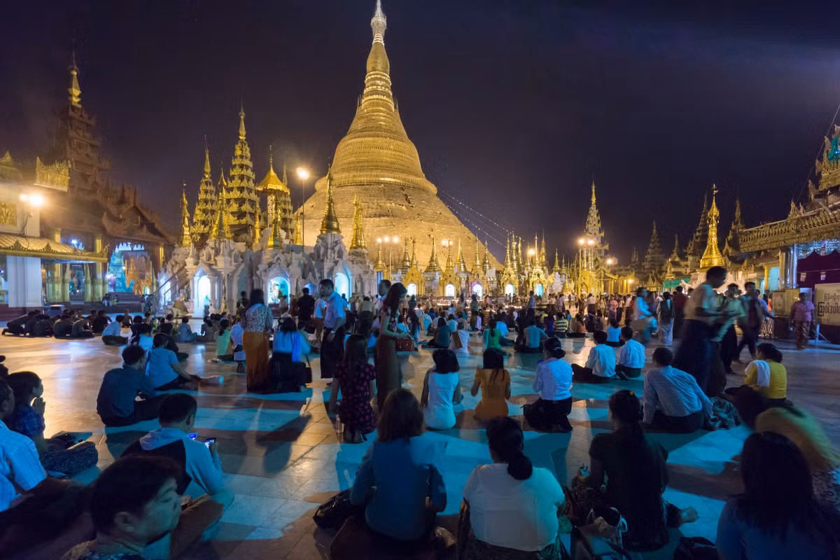 Sau đó, họ di chuyển đến Miến Điện (nay là Myanmar), dưới sự giúp đỡ của người cai trị trong vùng đã tìm thấy ngọn đồi Singuttara - nơi mà họ đã xây dựng nên ngôi chùa Shwedagon linh thiêng.