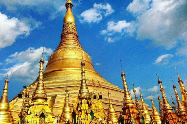 Ban đầu, chùa Shwedagon chỉ cao 8,2m. Sau nhiều lần trùng tu, sửa chữa, chùa Vàng có hình dáng như hiện tại với chiều cao gần 110m.