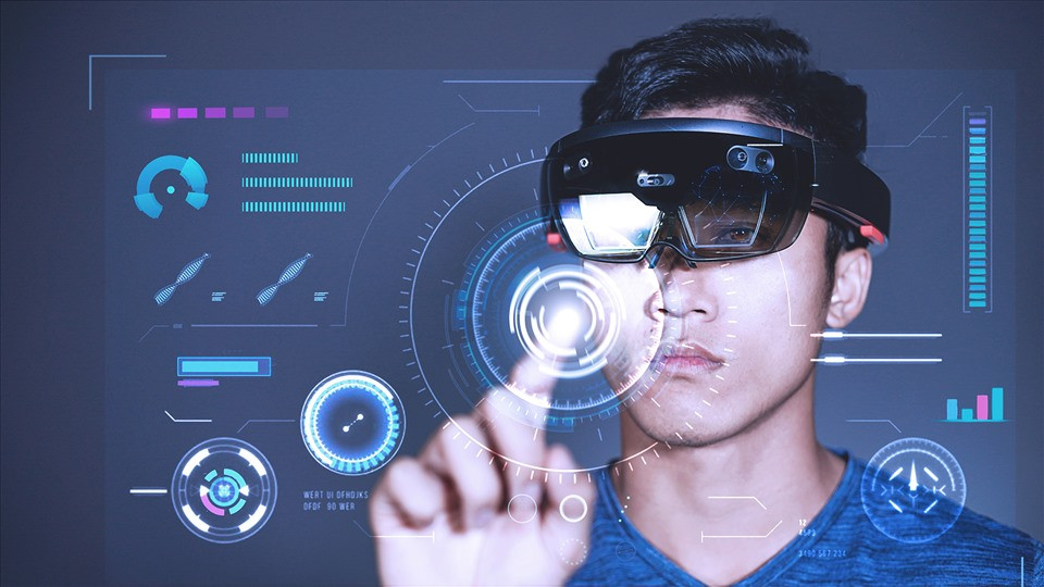 Công nghệ thực tế ảo (Virtual Reality: VR) và thực tế tăng cường (Augmented Reality: AR) sẽ tạo ra đột phá lớn trong năm 2024. Các chuyên gia dự báo VR cho phép trải nghiệm kỹ thuật số phong phú và AR bổ sung các thành phần kỹ thuật số vào thế giới thực của con người.