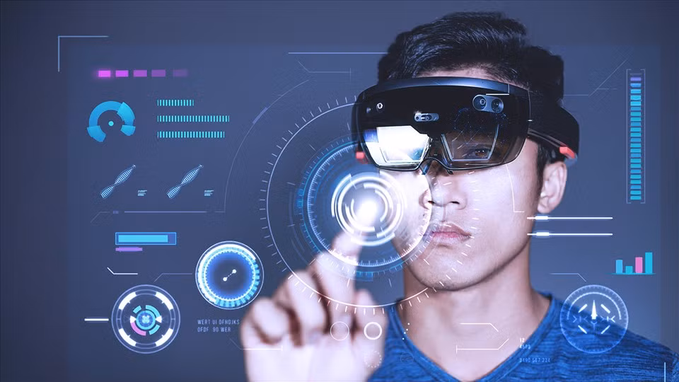 Công nghệ thực tế ảo (Virtual Reality: VR) và thực tế tăng cường (Augmented Reality: AR) sẽ tạo ra đột phá lớn trong năm 2024. Các chuyên gia dự báo VR cho phép trải nghiệm kỹ thuật số phong phú và AR bổ sung các thành phần kỹ thuật số vào thế giới thực của con người.