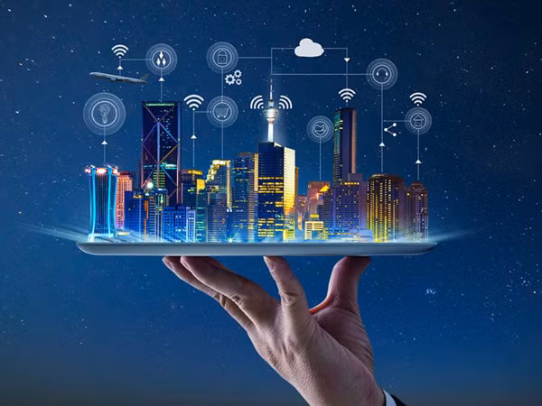 Thành phố thông minh được dự báo là một xu hướng công nghệ nổi bật trong năm 2024 khi tạo ra các đô thị bền vững, nâng cao chất lượng cuộc sống của người dân. Những tiến bộ trong các lĩnh vực như Internet vạn vật (IoT), mạng 5G và trí tuệ nhân tạo... có thể được tích hợp vào trong dự án thành phố thông minh giúp tối ưu hóa mức tiêu thụ năng lượng, giảm chi phí và tác động đến môi trường.