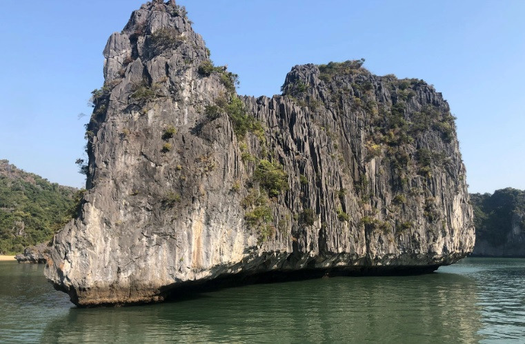 Vịnh Hạ Long - quần đảo Cát Bà được UNESCO công nhận di sản thế giới bởi nơi đây chứa đựng các khu vực có vẻ đẹp thiên nhiên bao gồm các đảo đá vôi có thảm thực vật che phủ và các đỉnh ngọn núi đá vôi nhô lên trên mặt biển cùng với các đặc điểm karst liên quan như các mái vòm và hang động. Việc được UNESCO công nhận đã đưa khu vực này trở thành di sản thế giới liên tỉnh, thành phố đầu tiên của Việt Nam.