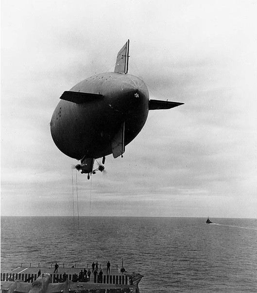 Vào khoảng 6h sáng ngày hôm đó, khinh khí cầu L-8 của hải quân Mỹ cất cánh từ căn cứ trên đảo Treasure Island, vịnh San Francisco với nhiệm vụ tuần tra chống ngầm dọc bờ biển California, Mỹ. Trung úy phi công Ernest DeWitt Cody và thiếu úy Charles E. Adams có mặt trên khinh khí cầu L-8.