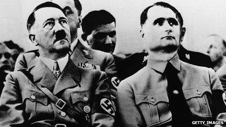 Trong cuộc thẩm vấn với chỉ huy không quân hoàng gia Anh, phó tướng của Hitler khai thực hiện chuyến bay tới Scotland là nhằm thu xếp các cuộc đàm phán hòa bình với công tước Hamilton.