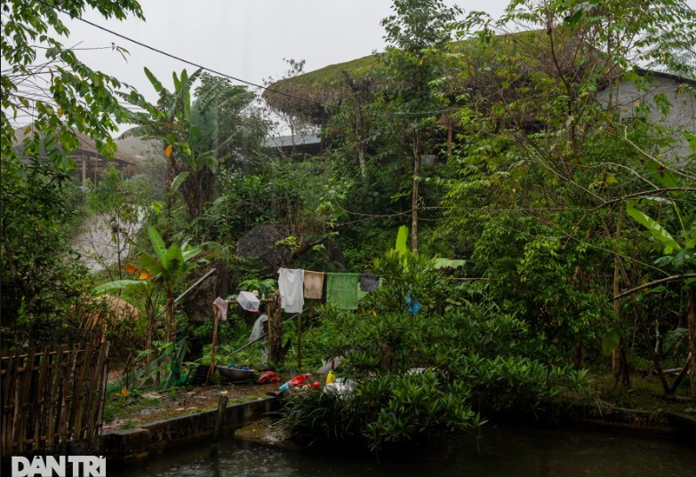 Theo chia sẻ của người dân trong thôn, cột điện và dây điện đã được kéo về đến thôn 2 năm qua, nhưng vẫn chưa có điện, bà con rất mong chờ đến ngày có điện sinh hoạt, cuộc sống được nâng cao.