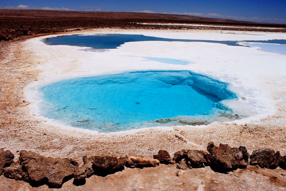 Theo nhóm nghiên cứu, 12 hồ nước nông, trong như pha lê được bao quanh bởi các ngọn núi là nơi họ tìm thấy những "ụ sống" đường kính khoảng 4,6m.