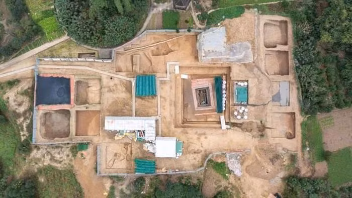 Các nhà khảo cổ Trung Quốc đã tiến hành khai quật một ngôi mộ cổ ở Trùng Khánh, Trung Quốc. Theo đó, họ tìm thấy hơn 600 cổ vật bên trong ngôi mộ khoảng 2.200 tuổi, bao gồm một cuốn lịch cổ hiếm gặp.