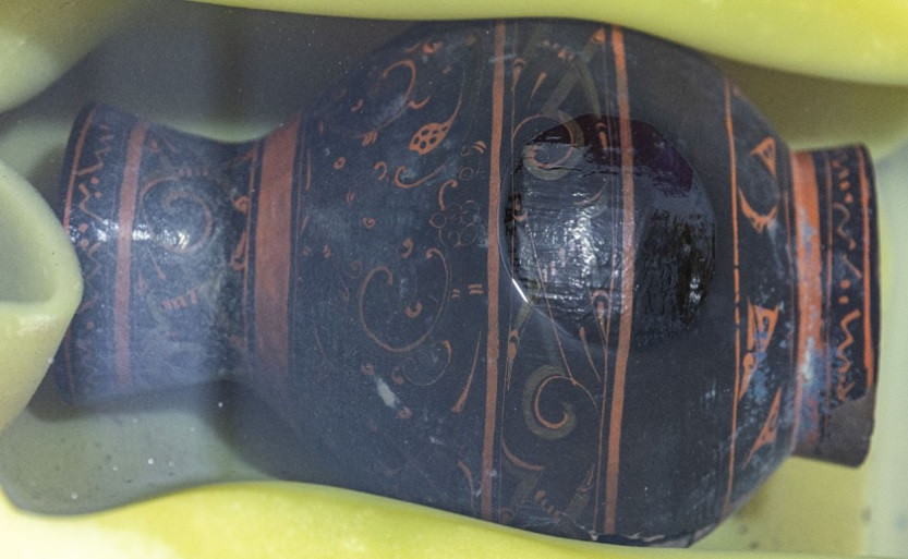 Ngoài tấm lịch cổ quý hiếm, các chuyên gia còn tìm thấy nhiều hiện vật như dụng cụ ăn uống, lọ, đĩa sơn mài, nhạc cụ, tượng nhỏ, đồ gốm, đồ đồng... cho thấy chủ nhân ngôi mộ có khả năng thuộc tầng lớp quý tộc.