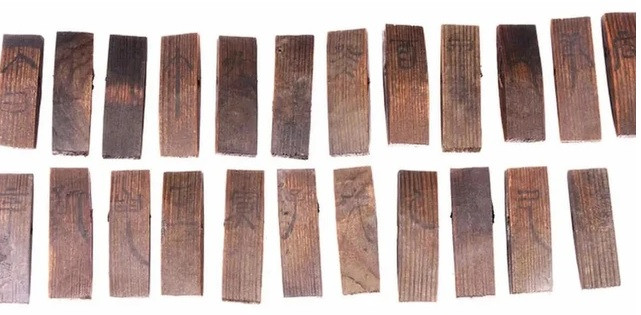 Các chuyên gia cho hay đây là cuốn lịch đầu tiên được tìm thấy trong mộ cổ từ trước đến nay. Nó là một loại lịch thiên văn cổ đại.