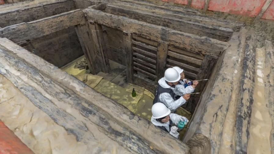 Nhờ danh sách bằng văn bản liệt kê các món đồ tùy táng cũng như ghi chú giúp họ xác định ngôi mộ được xây vào năm 193 trước Công nguyên (tức vào thời Tây Hán).