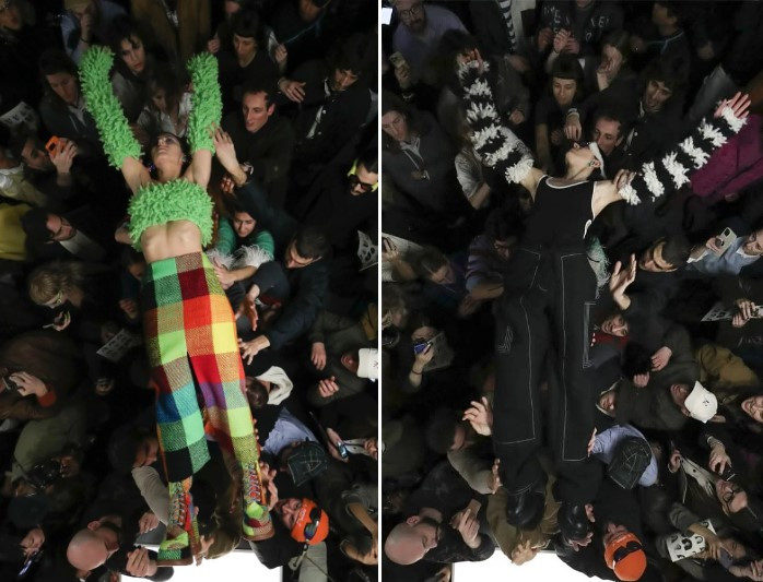 Để lưu lại những hành động kỳ lạ trong show diễn, thương hiệu Sunnei đã phải dùng đến camera gắn trên trần nhà. Sau khi sải bước hết sàn runway, thay vì bước vào trong hậu trường, các người mẫu ngã vào đám đông khán giả, lửng lơ khắp khán phòng. Ảnh: Sunnei.