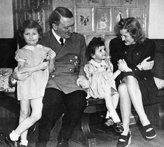 Con đường này nằm phía sau một bức tường giả và dẫn tới sân bay Tempelhof. Nhà độc tài Hitler cùng vợ được cho là đã trú ẩn trong đường hầm bí mật này rồi thực hiện cuộc đào tẩu ngoạn mục.