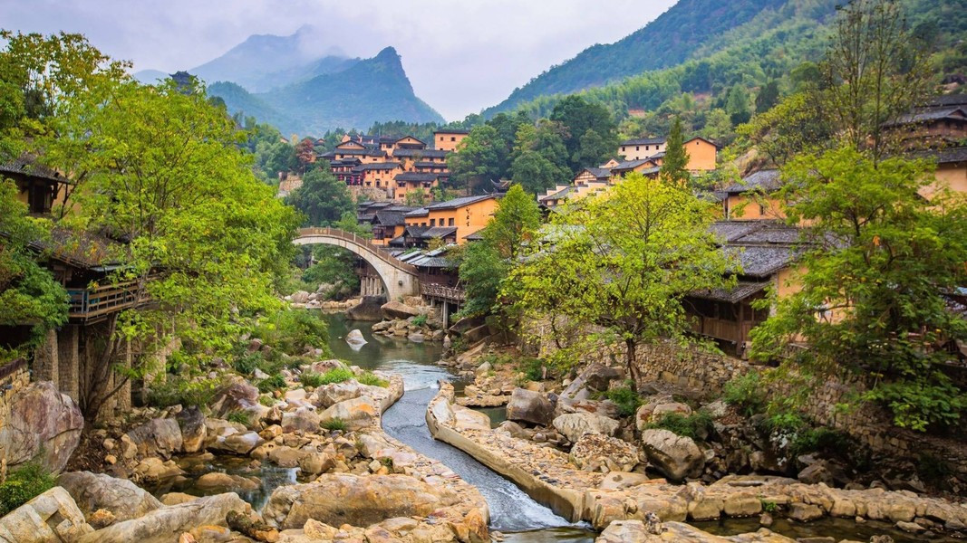 Những con suối nơi đây len lỏi qua khe đá hoà cùng âm thanh của thác nước với núi rừng tạo cảm giác bình yên như chốn thần tiên