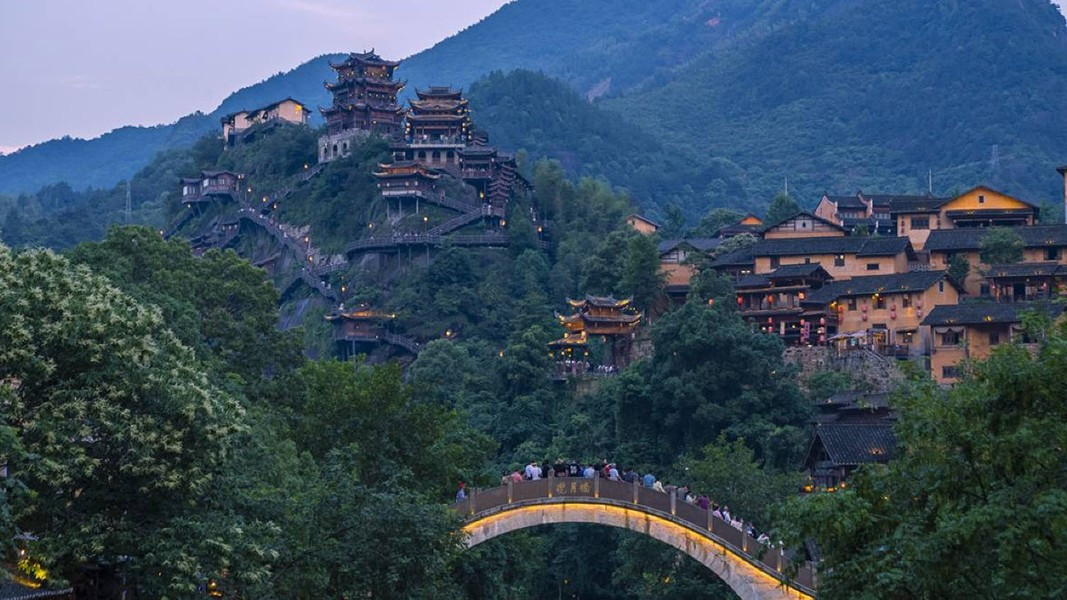 Sau nhiều năm xây dựng với vốn đầu tư lên tới hơn 9.400 tỷ đồng, Vọng Tiên Cốc đã trở thành điểm đến vô cùng hấp dẫn thu hút khách du lịch