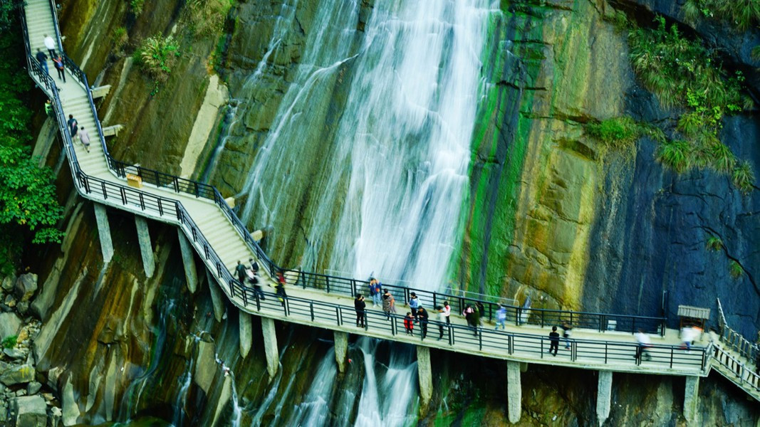 Trong thung lũng có Sạn đạo kính - đường ván được xây dựng trên vách núi có tổng chiều dài 388m, rộng 1,5m