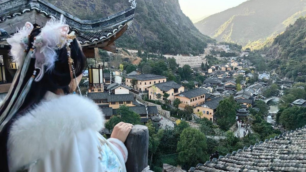 Đứng trên vách đá, nhìn ra hẻm núi, nhìn ra những ngọn đồi trập trùng cùng những cánh đồng xanh mát