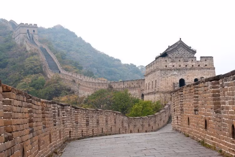 Là công trình kiến trúc dài nhất mà con người từng xây dựng, Vạn Lý Trường Thành có tổng chiều dài hơn 21.000 km. Với niên đại hơn 2.300 năm tuổi, công trình cổ xưa này gắn liền với nhiều bí ẩn.
