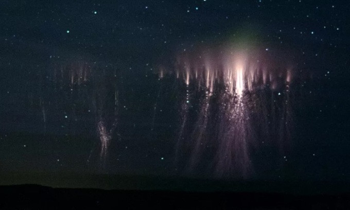 Trong nghiên cứu mới công bố trên tạp chí Nature, các chuyên gia đã lý giải quá trình vật lý hình thành " bóng ma" xuất hiện ở tầng thượng quyển Trái Đất và lý do nó phát sáng màu xanh lá cây. Theo các chuyên gia, hiện tượng kỳ bí trên được đặt tên là bóng ma tầng trung lưu. Đó thực chất là những quầng sáng màu xanh lá cây nhạt xuất hiện không thường xuyên, kéo dài vài trăm mili giây khi một dạng sét đặc biệt gọi là sét dị hình xảy ra.