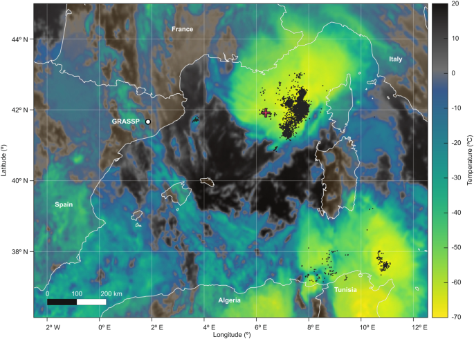TLE lần đầu được các nhà khoa học quan sát là vào năm 1989. Sau đó, nhiếp ảnh gia trên toàn cầu dành nhiều đêm săn và chia sẻ các bức ảnh chụp những loại chớp sáng đẹp mắt và bí ẩn trên. Các nhà nghiên cứu cho hay bóng ma tầng trung lưu khá hiếm gặp, thường xảy ra bên trên sét dị hình và thuộc nhóm TLE.