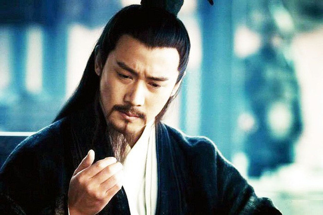 Triết lý này được thể hiện rõ ràng qua cuộc đấu trí giữa Lưu Bị với Tào Tháo. Cụ thể, Lưu Bị từng có thời gian nương nhờ Tào Tháo. Biết Tào Tháo là người đa nghi, gian xảo và sẽ tiêu diệt bất cứ kẻ nào ngáng đường hoặc đe dọa quyền lực của mình nên Tào Tháo che giấu tâm cơ.