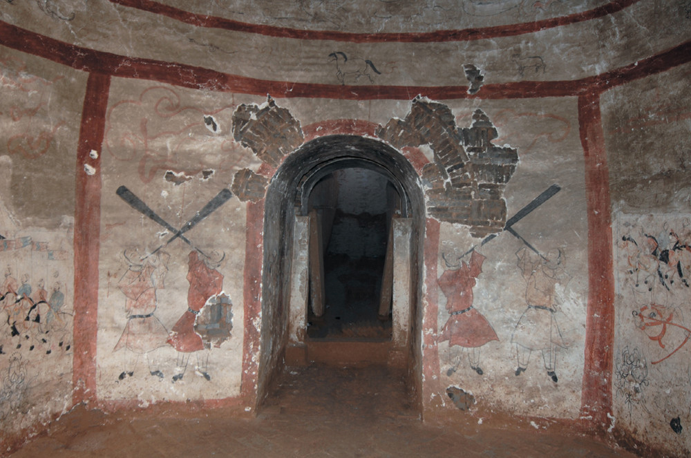 Ngoài trứng gà, các chuyên gia tuyệt đối không chạm tay vào tranh bích họa trong mộ cổ. Trải qua nhiều thập kỷ, những bức tranh này có thể còn gần như nguyên vẹn màu sắc.