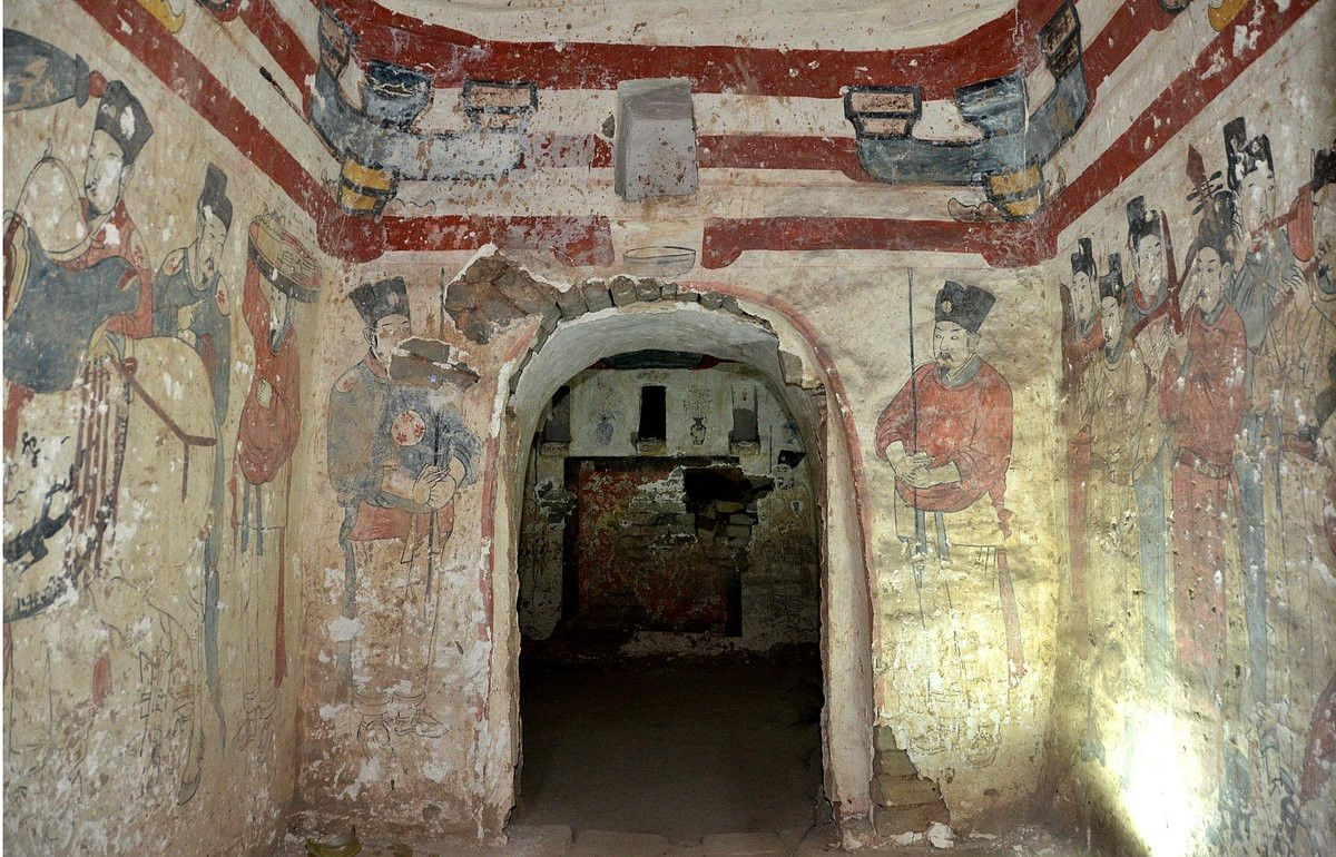 Thế nhưng, sau khi mở mộ, không khí tràn vào bên trong khiến các bức bích họa bị đổi màu, thậm chí biến thành màu đen chỉ trong thời gian ngắn.
