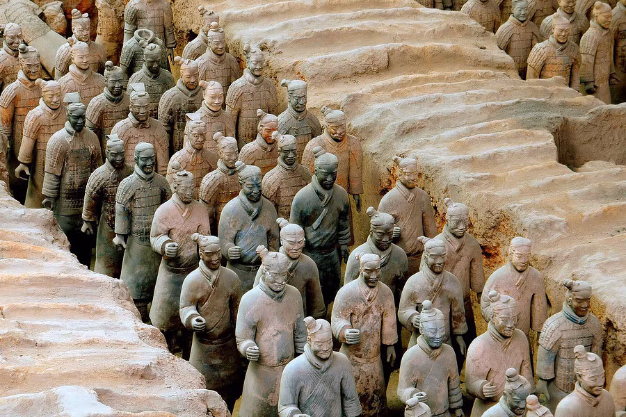 Khi tiến hành khai quật mộ cổ, các chuyên gia làm việc vô cùng cẩn thận, tỉ mỉ để tránh làm hư hại các cổ vật bởi trong số này, một số hiện vật quý giá rất dễ bị hư hại nếu chạm tay vào.