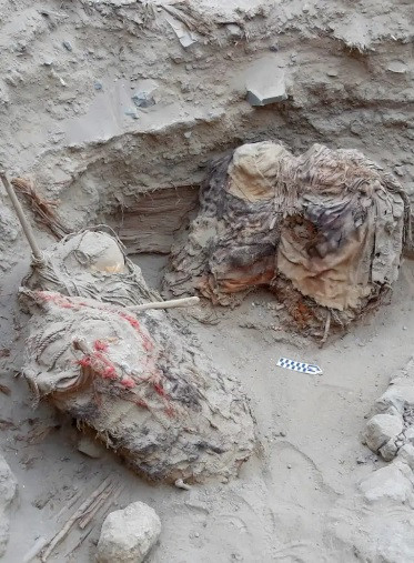 Tất cả xác ướp đều được quấn vải. Trong đó, một số xác ướp còn sử dụng vải nhiều màu sắc, và dây thừng.