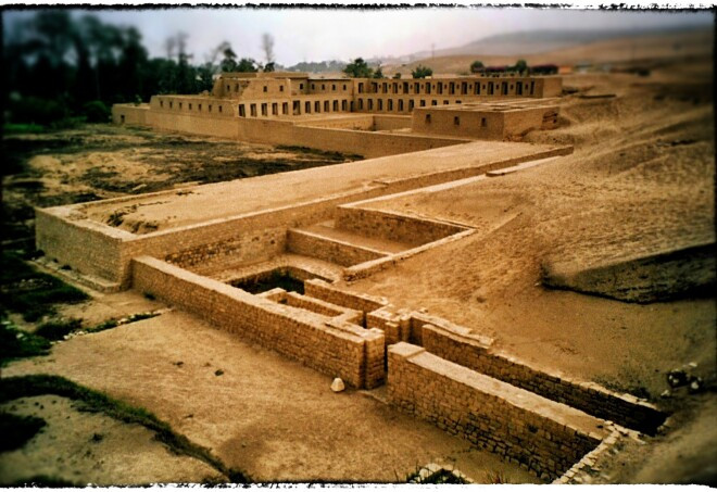 Theo nghiên cứu của các chuyên gia, Pachacamac là một khu định cư tương đối khiêm tốn thời Wari và phát triển mạnh dưới thời Inca. Pachacamac trở thành địa điểm thờ cúng tôn giáo quan trọng trong thế kỷ 15.