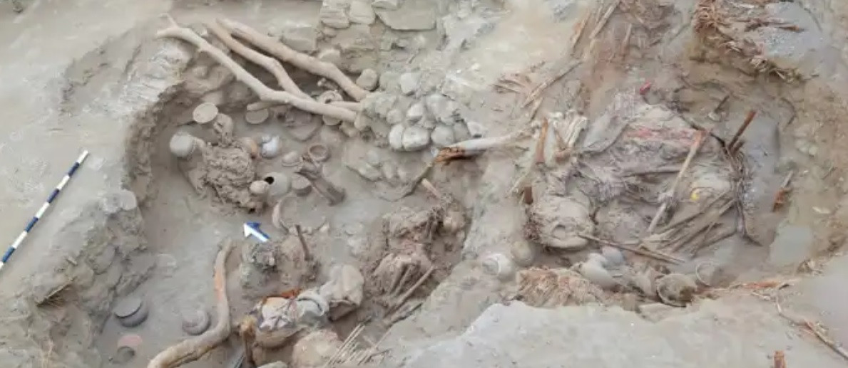 Các chuyên gia dành nhiều sự chú ý đến những xác ướp đeo mặt nạ. Những mặt nạ này làm từ gỗ và gốm.