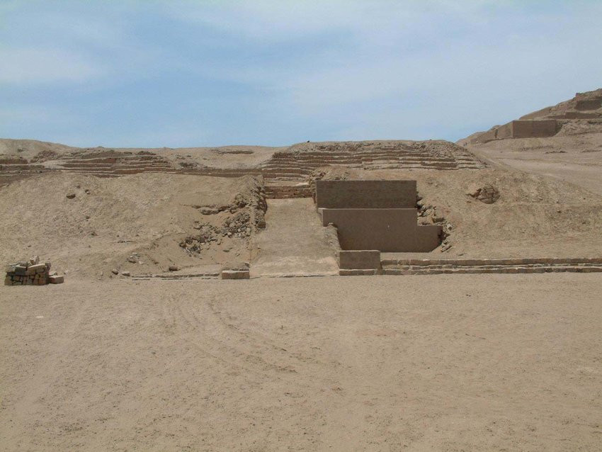 Trong ngôn ngữ Quechea mà người bản địa vùng Andes sử dụng, Pachacamac nghĩa là "người mang lại sự sống cho Trái Đất".