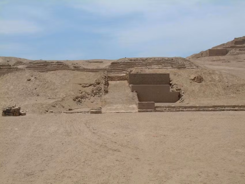 Trong ngôn ngữ Quechea mà người bản địa vùng Andes sử dụng, Pachacamac nghĩa là "người mang lại sự sống cho Trái Đất".