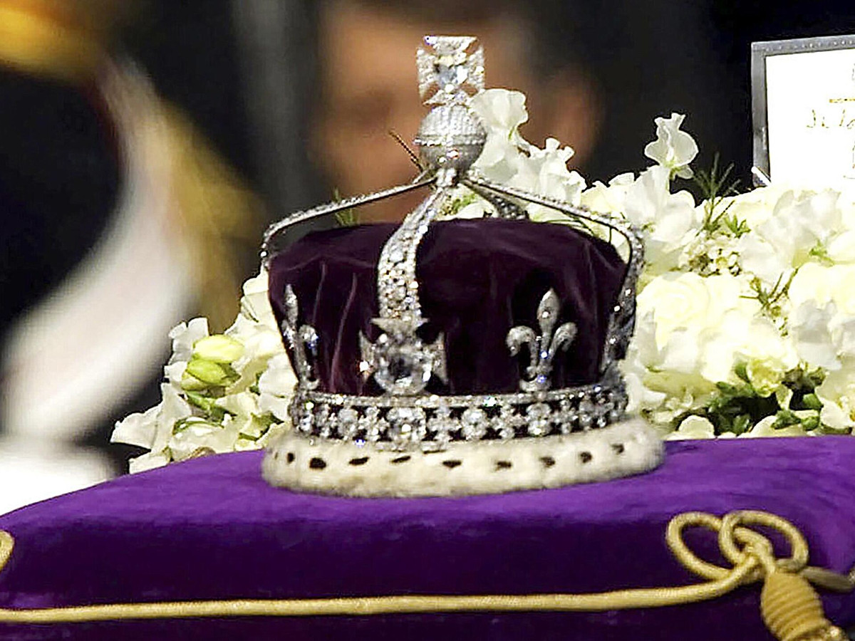 Con của Humayun là Akbar sợ sẽ trở thành nạn nhân của lời nguyền nên không giữ viên kim cương này bên mình. Về sau, người kế vị Shah Jahan đã lấy viên kim cương Koh-i-Noor từ kho báu của hoàng gia nhưng nhanh chóng bị chính con trai mình lật đổ.