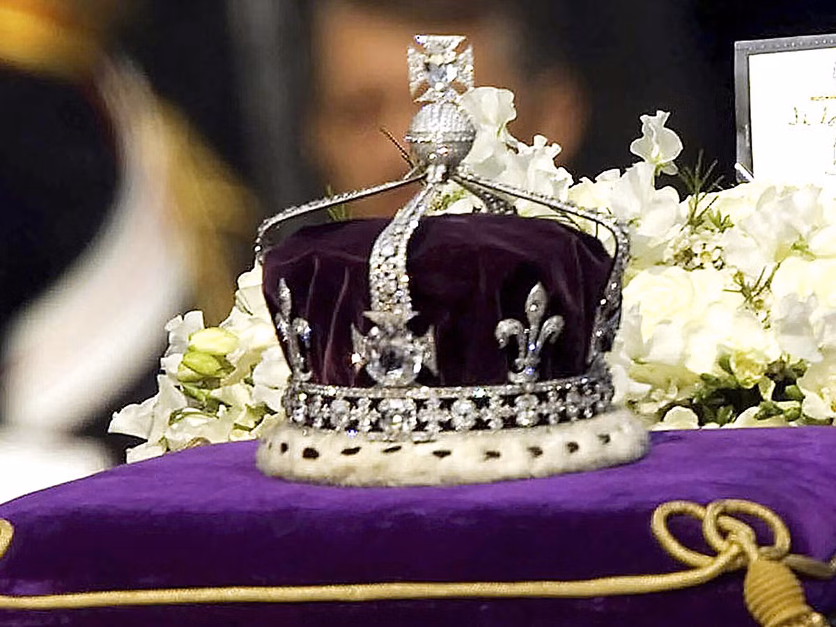 Con của Humayun là Akbar sợ sẽ trở thành nạn nhân của lời nguyền nên không giữ viên kim cương này bên mình. Về sau, người kế vị Shah Jahan đã lấy viên kim cương Koh-i-Noor từ kho báu của hoàng gia nhưng nhanh chóng bị chính con trai mình lật đổ.