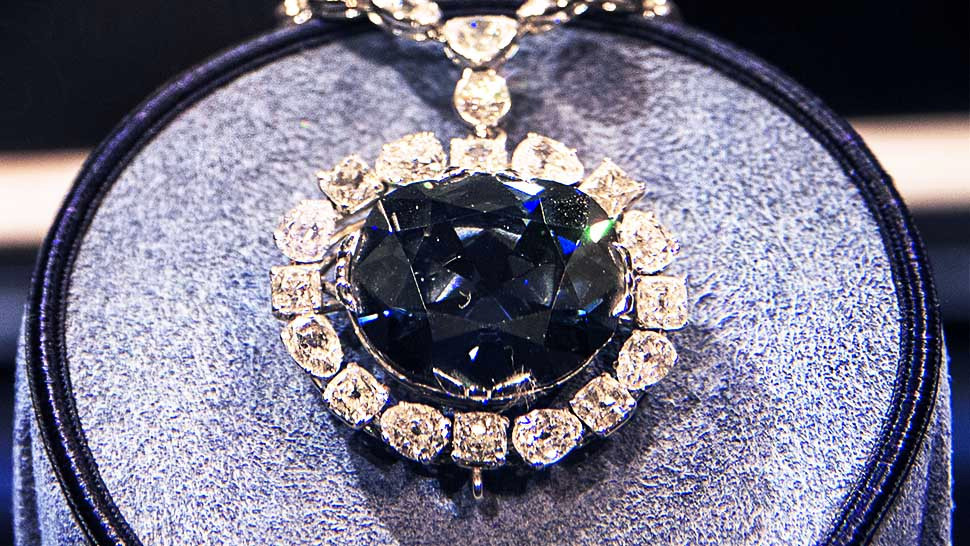 Đến đầu năm 1932, ông J. W. Paris - nhà buôn giàu có đã đưa viên kim cương Black Orlov đến nước Mỹ đem bán. Vào ngày 7/4 năm đó, ông trèo lên nóc tòa nhà chọc trời trên Đại lộ 5 ở Manhattan, New York rồi nhảy xuống tự sát. Ba cái chết trên được cho là liên quan đến lời nguyền viên kim cương Black Orlov nhưng giới chuyên gia vẫn chưa tìm được bằng chứng xác thực để chứng minh đó là sự thật.