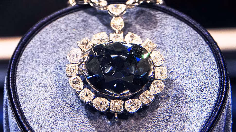 Đến đầu năm 1932, ông J. W. Paris - nhà buôn giàu có đã đưa viên kim cương Black Orlov đến nước Mỹ đem bán. Vào ngày 7/4 năm đó, ông trèo lên nóc tòa nhà chọc trời trên Đại lộ 5 ở Manhattan, New York rồi nhảy xuống tự sát. Ba cái chết trên được cho là liên quan đến lời nguyền viên kim cương Black Orlov nhưng giới chuyên gia vẫn chưa tìm được bằng chứng xác thực để chứng minh đó là sự thật.