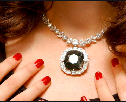 Sau đó, viên kim cương quý giá qua tay rất nhiều chủ nhân giàu có và được đồn thổi mang lời nguyền bí ẩn khiến người sở hữu gặp bất hạnh. Nạn nhân đầu tiên của lời nguyền được cho là công chúa nước Nga Nadia Vygin - Orlov. Nàng công chúa xinh đẹp này sở hữu viên kim cương từ năm 1912.